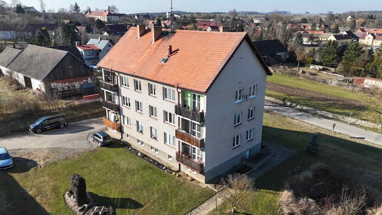 DRAŽÍČ: BYT VE VESNICKÉ BYTOVCE