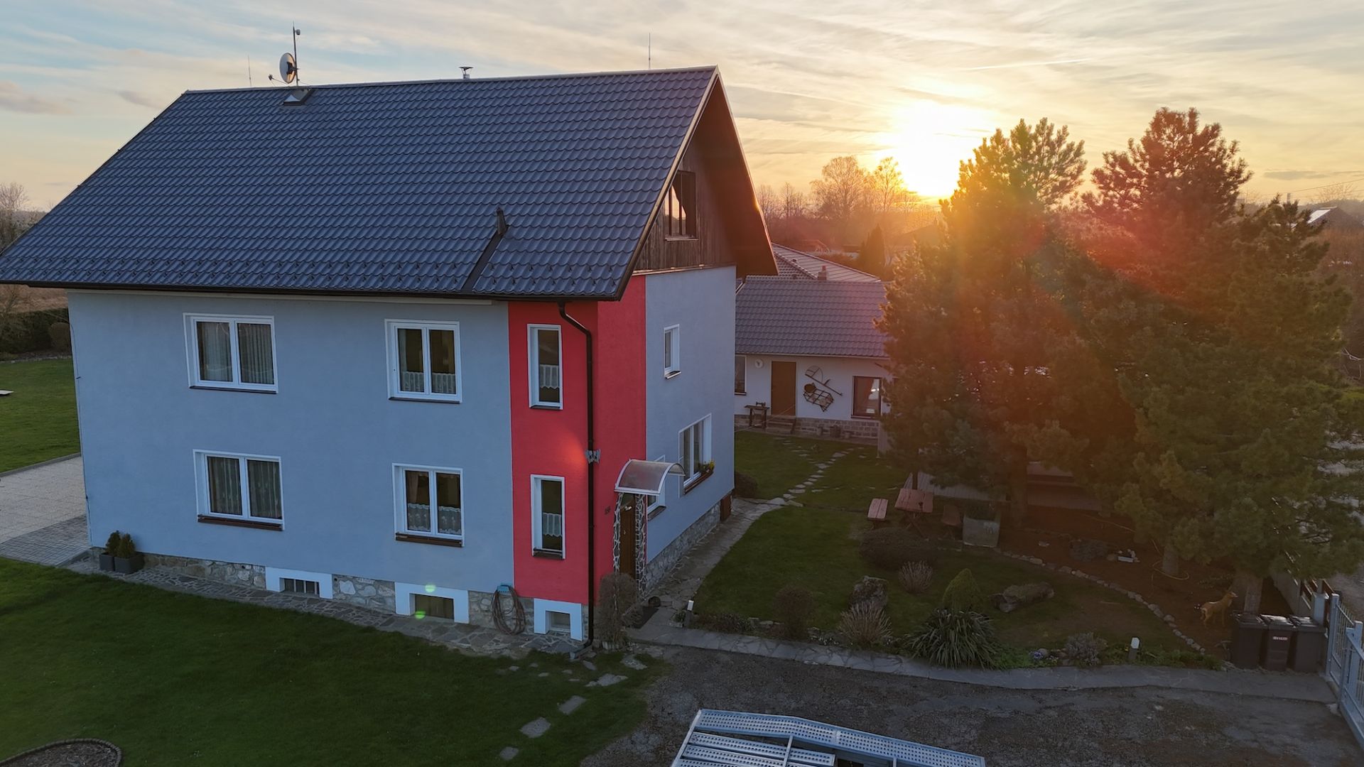 STÁDLEC - PRODEJ RD SE ZAHRADOU, BAZÉNEM A DÍLNOU