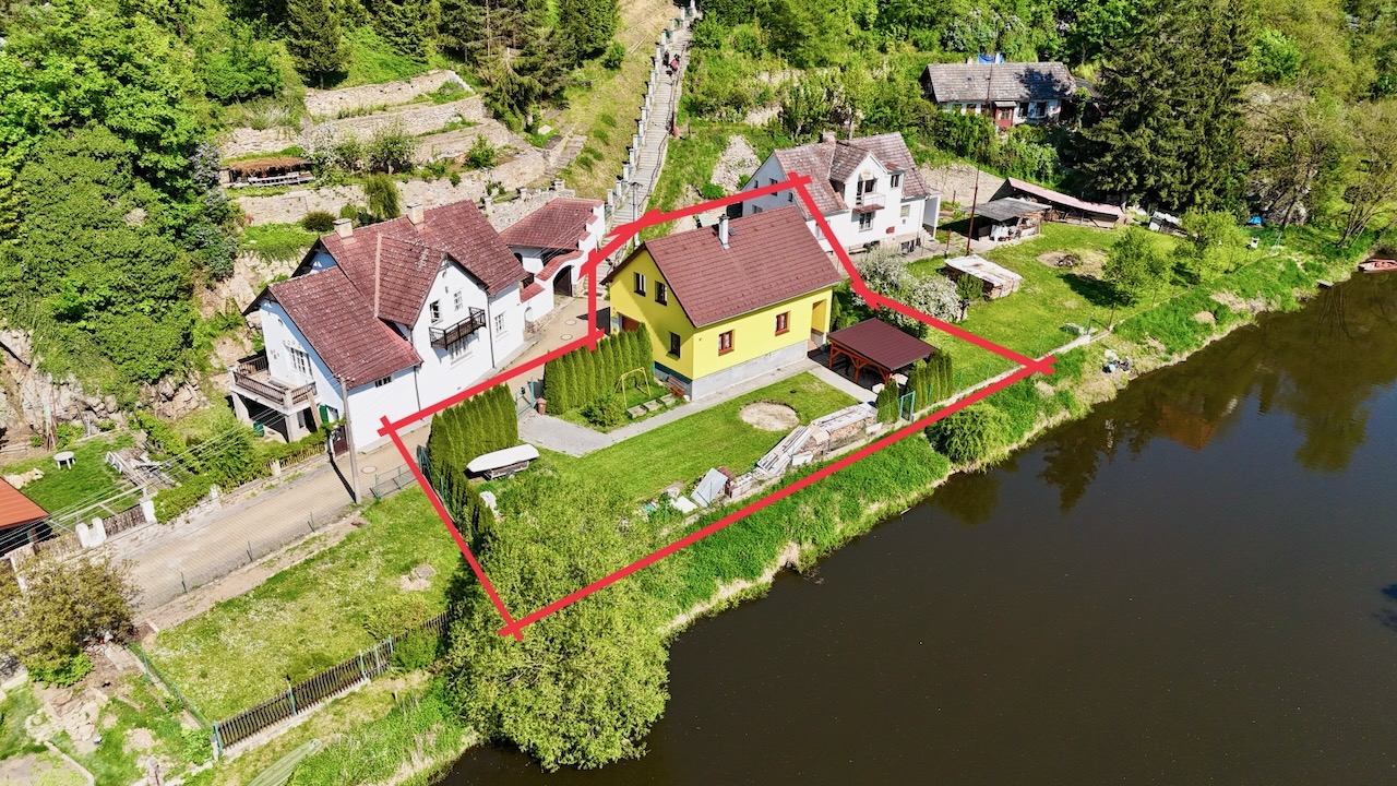 BECHYNĚ - PRODEJ RODINNÉHO DOMU PŘÍMO U ŘEKY LUŽNICE