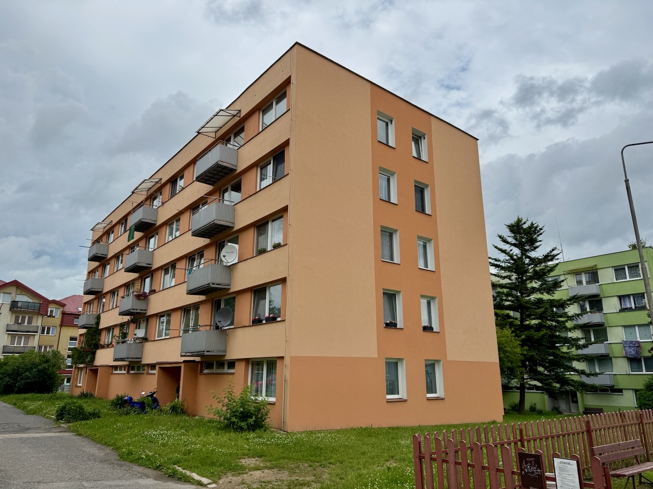 TÝN NAD VLTAVOU - PRODEJ ZREKONSTRUOVANÉHO DRUŽSTEVNÍHO BYTU 2+KK S BALKONEM A VÝTAHEM
