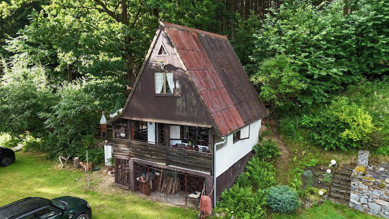TÝN NAD VLTAVOU - PRODEJ CHATY PŘÍMO U VODY