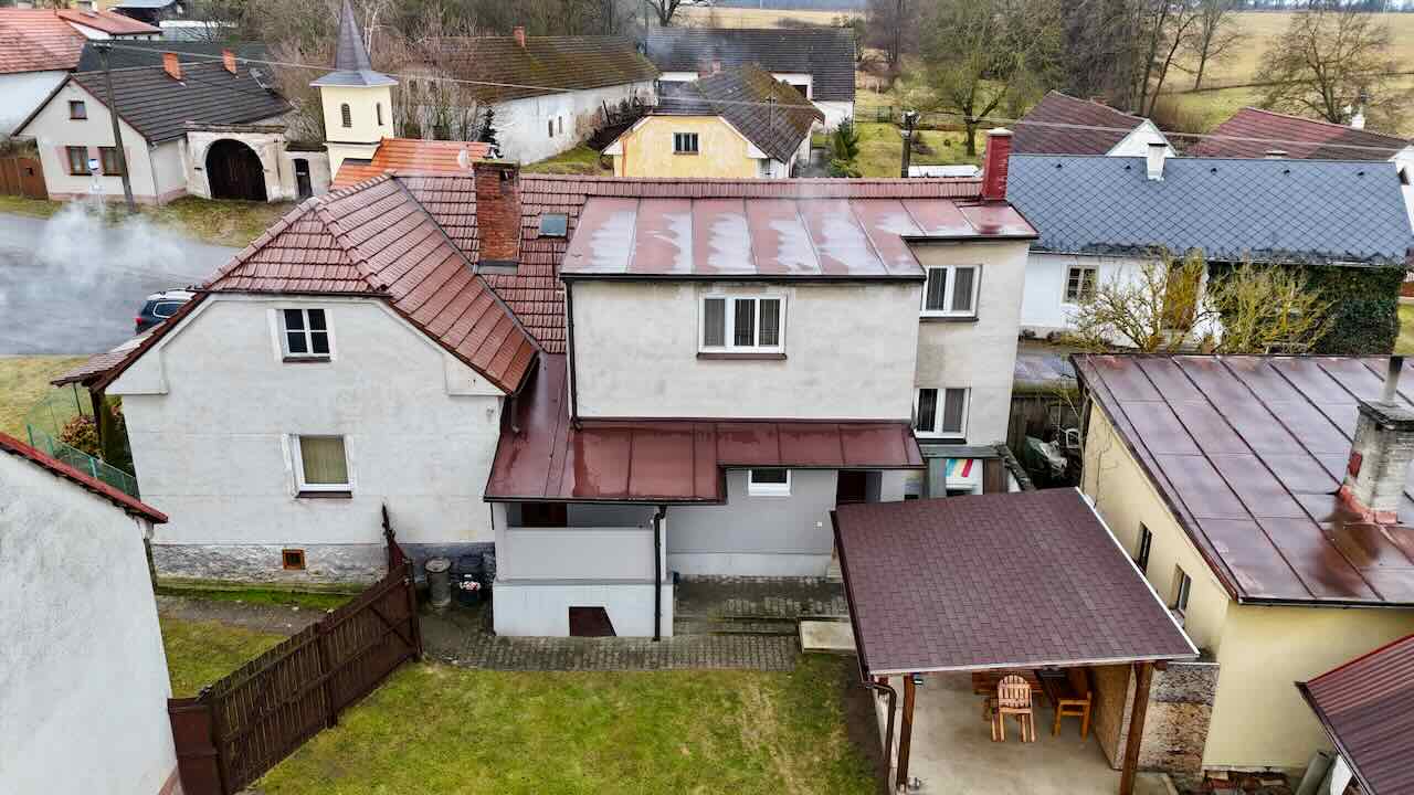 TŘEBELICE: PRODEJ VESNICKÉHO RODINNÉHO DOMU