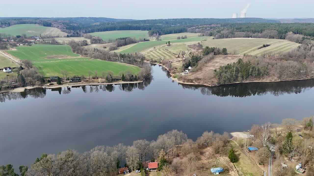 RYBÁŘSKÝ POZEMEK S KARAVANEM - JEZNICE