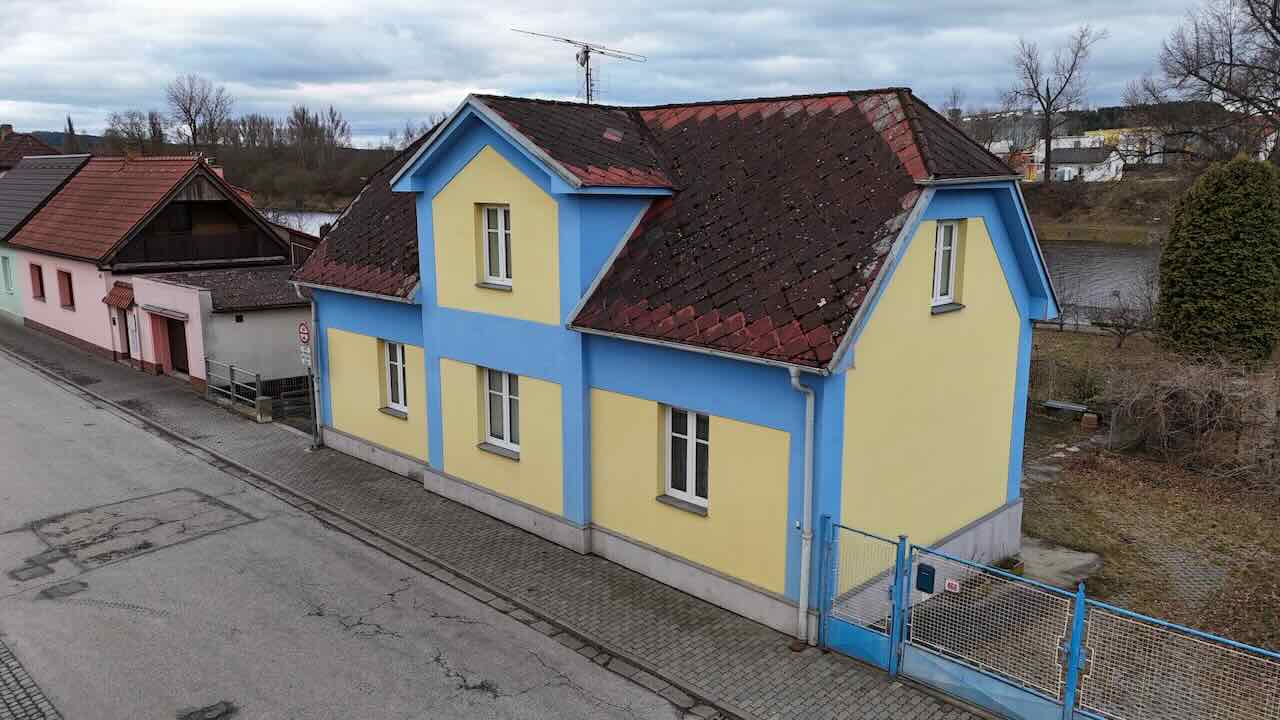 TÝN NAD VLTAVOU - RODINNÝ DŮM U VLTAVY