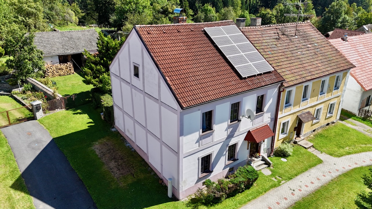 ROŽMITÁL NA ŠUMAVĚ - RODINNÝ DŮM SE ZAHRADOU, STODOLOU A DÍLNOU
