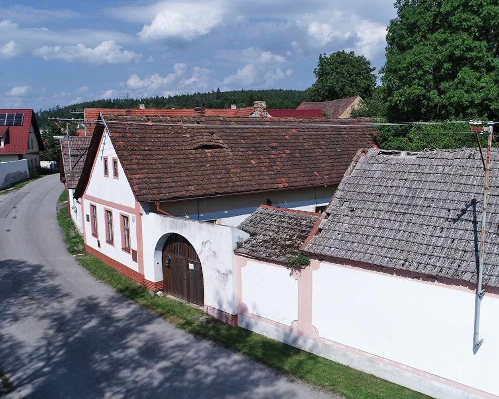 LNÁŘE - PRODEJ VESNICKÉHO RODINNÉHO DOMU