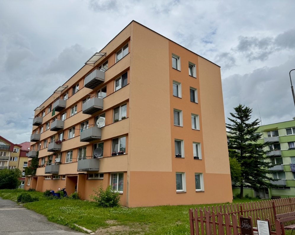 TÝN NAD VLTAVOU - PRODEJ ZREKONSTRUOVANÉHO DRUŽSTEVNÍHO BYTU 2+KK S BALKONEM A VÝTAHEM