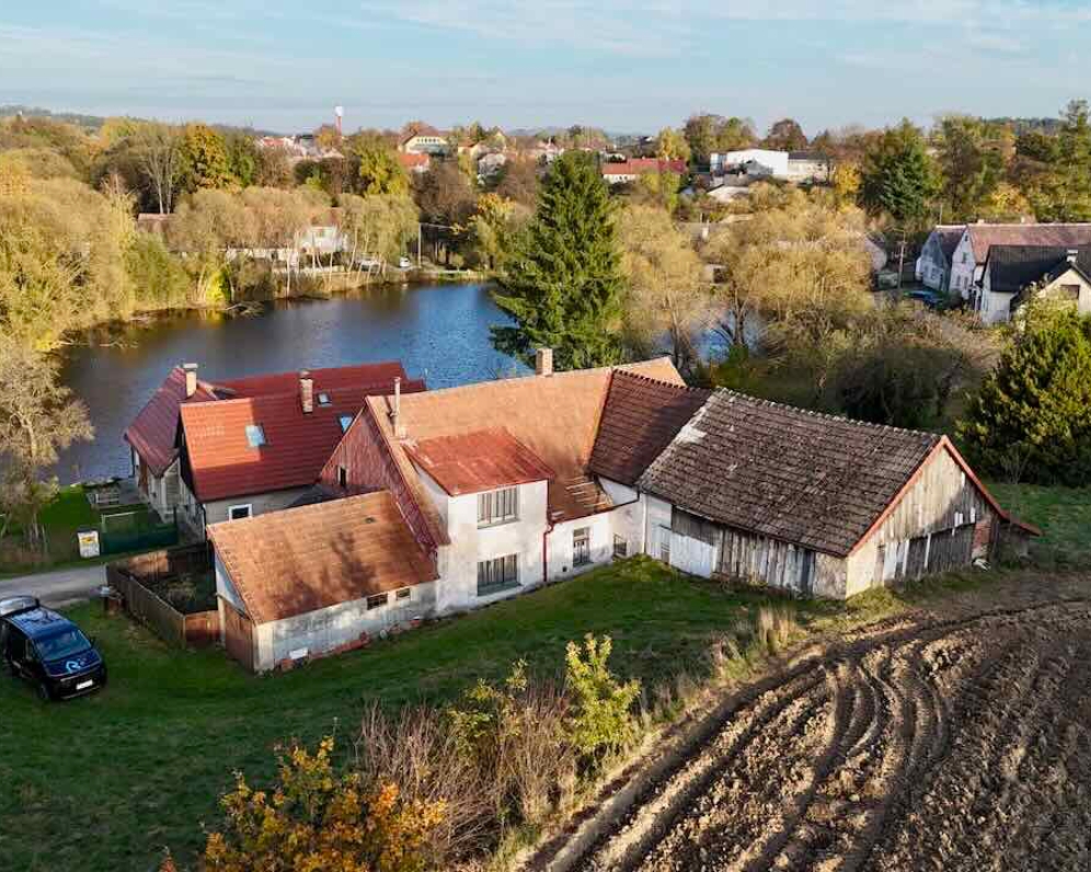 STRMILOV - VESNICKÁ CHALUPA SE ZAHRADOU, STODOLOU A GARÁŽÍ