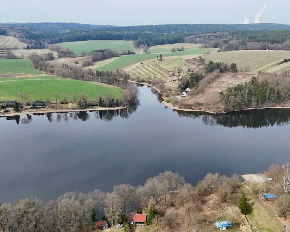 RYBÁŘSKÝ POZEMEK S KARAVANEM - JEZNICE