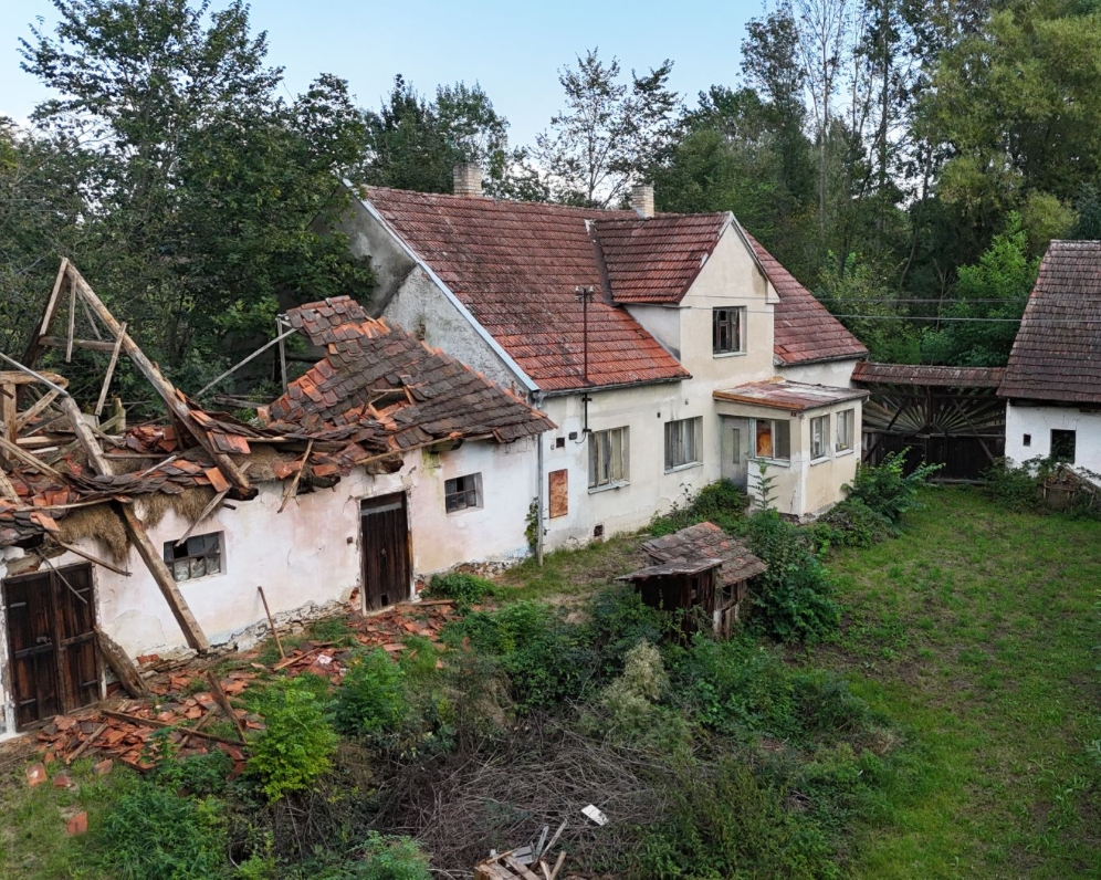 NEMĚJICE - PRODEJ CHALUPY SE ZAHRADOU A STODOLOU